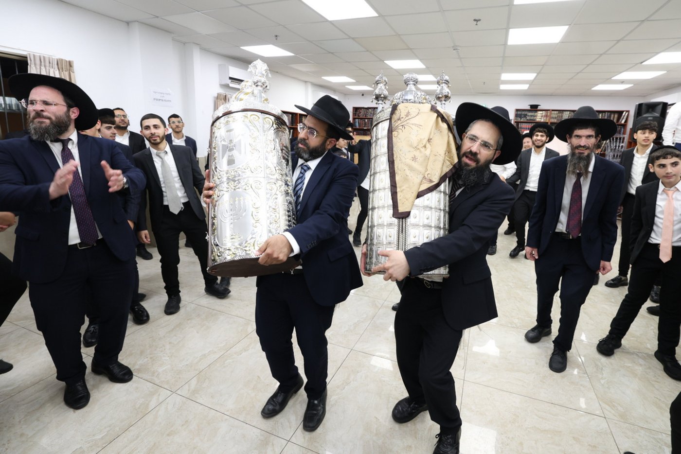 הכנסת ספר תורה לישיבת חיי אברהם