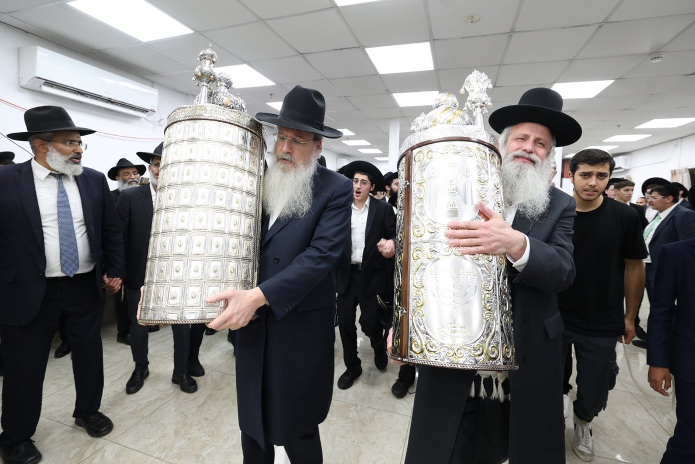 הכנסת ספר תורה לישיבת חיי אברהם