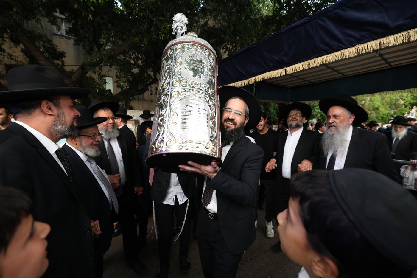 הכנסת ספר תורה לישיבת חיי אברהם
