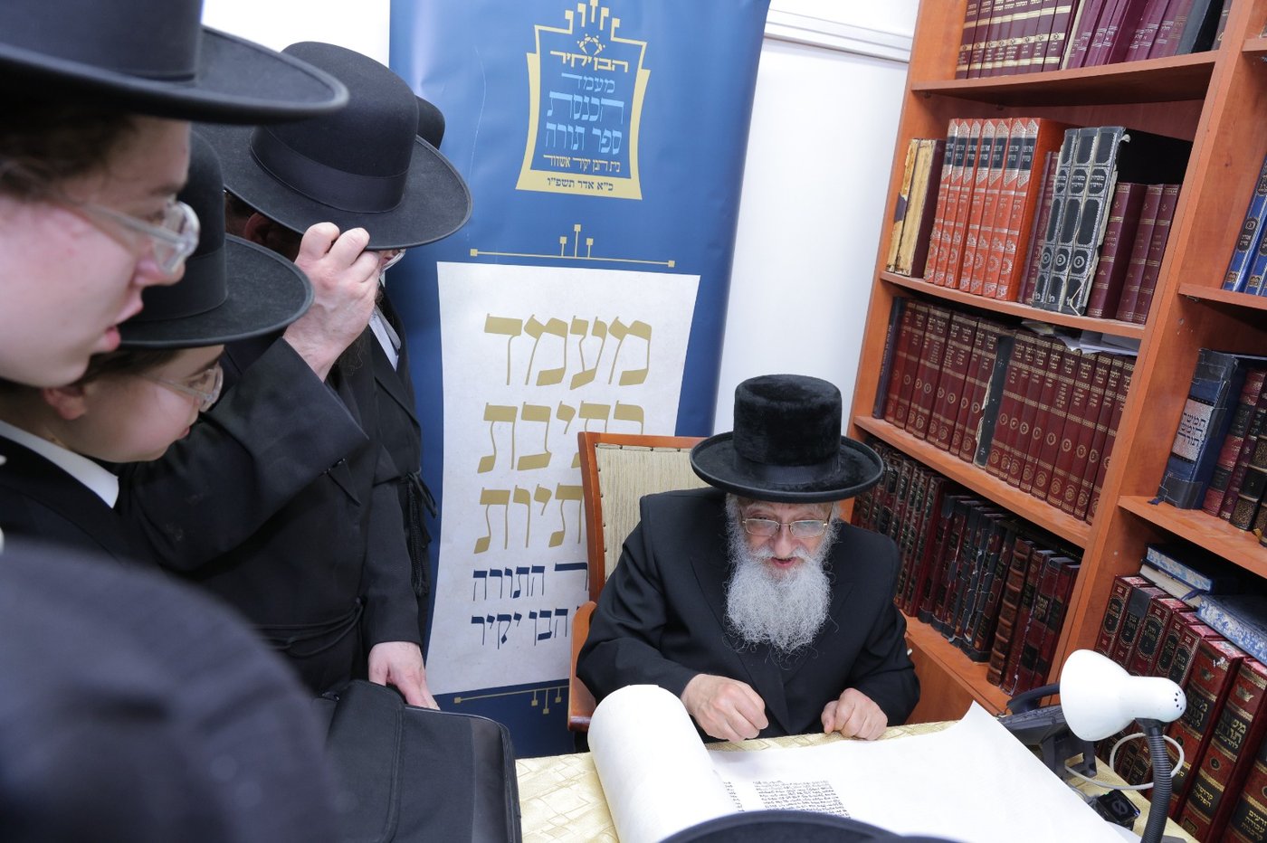 גדולי ישראל בכתיבת אותיות בס"ת של הבן יקיר