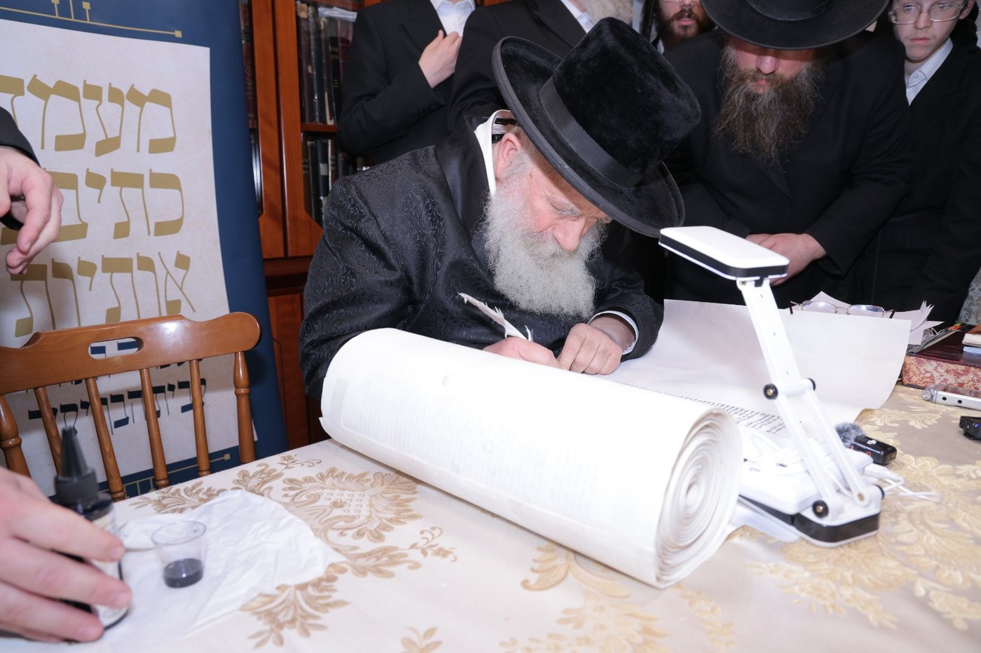 גדולי ישראל בכתיבת אותיות בס"ת של הבן יקיר