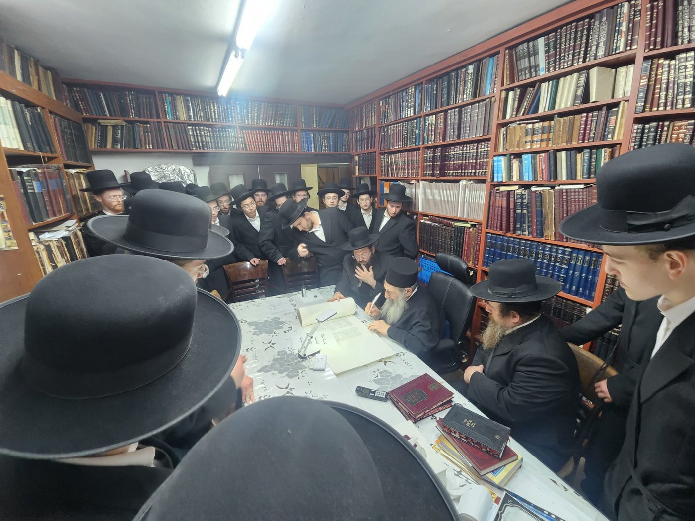 גדולי ישראל בכתיבת אותיות בס"ת של הבן יקיר