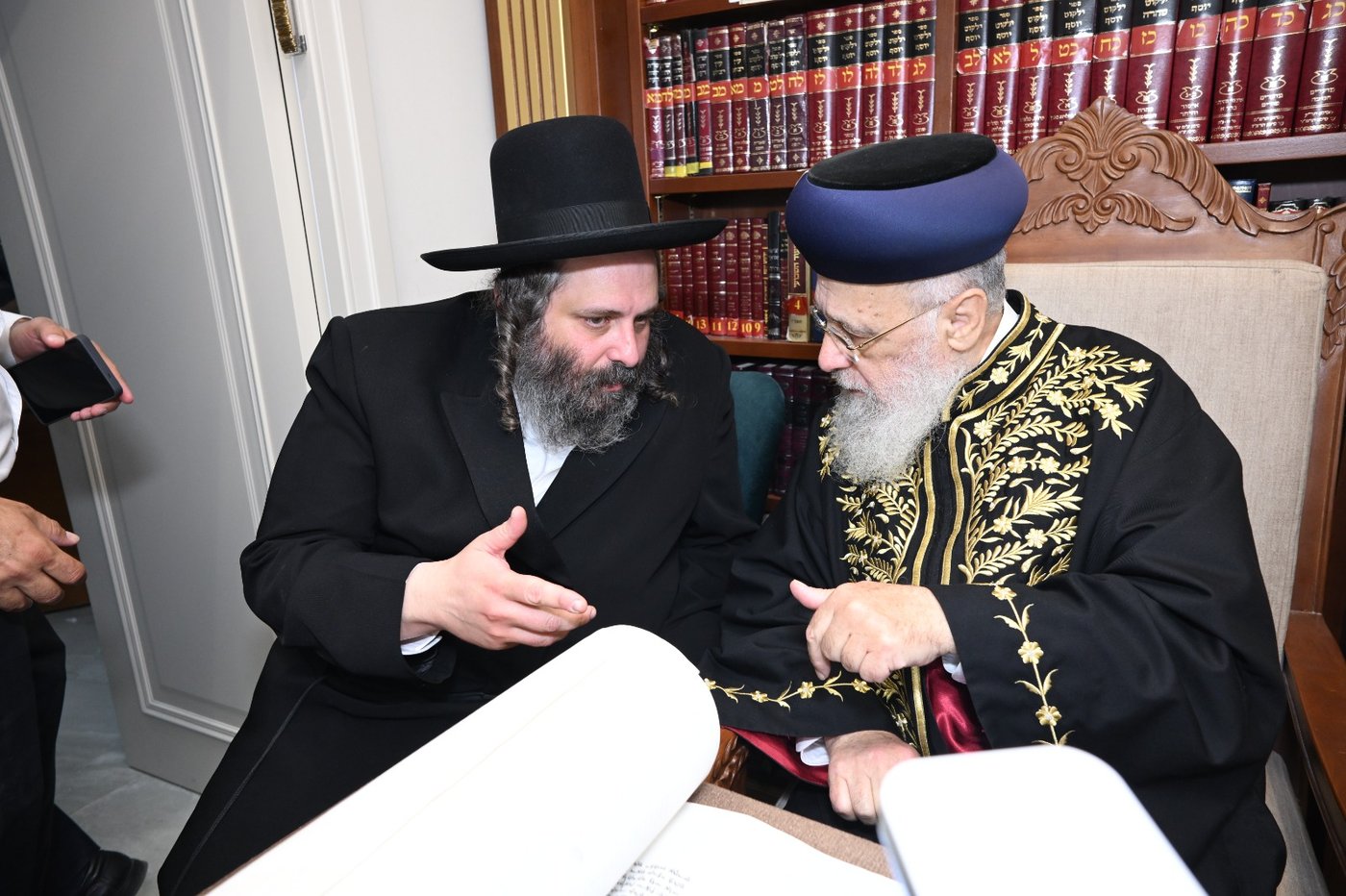 גדולי ישראל בכתיבת אותיות בס"ת של הבן יקיר