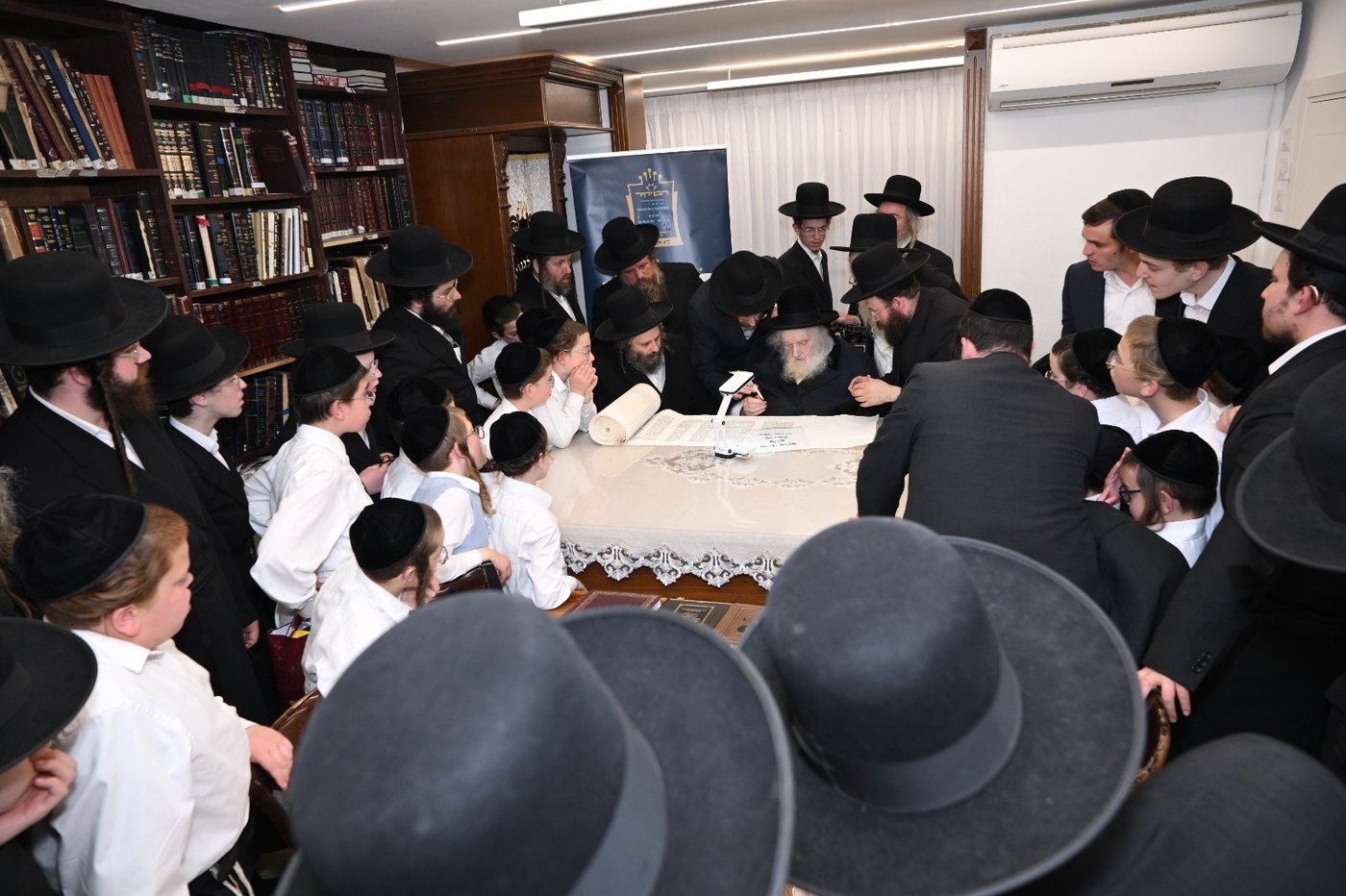 גדולי ישראל בכתיבת אותיות בס"ת של הבן יקיר