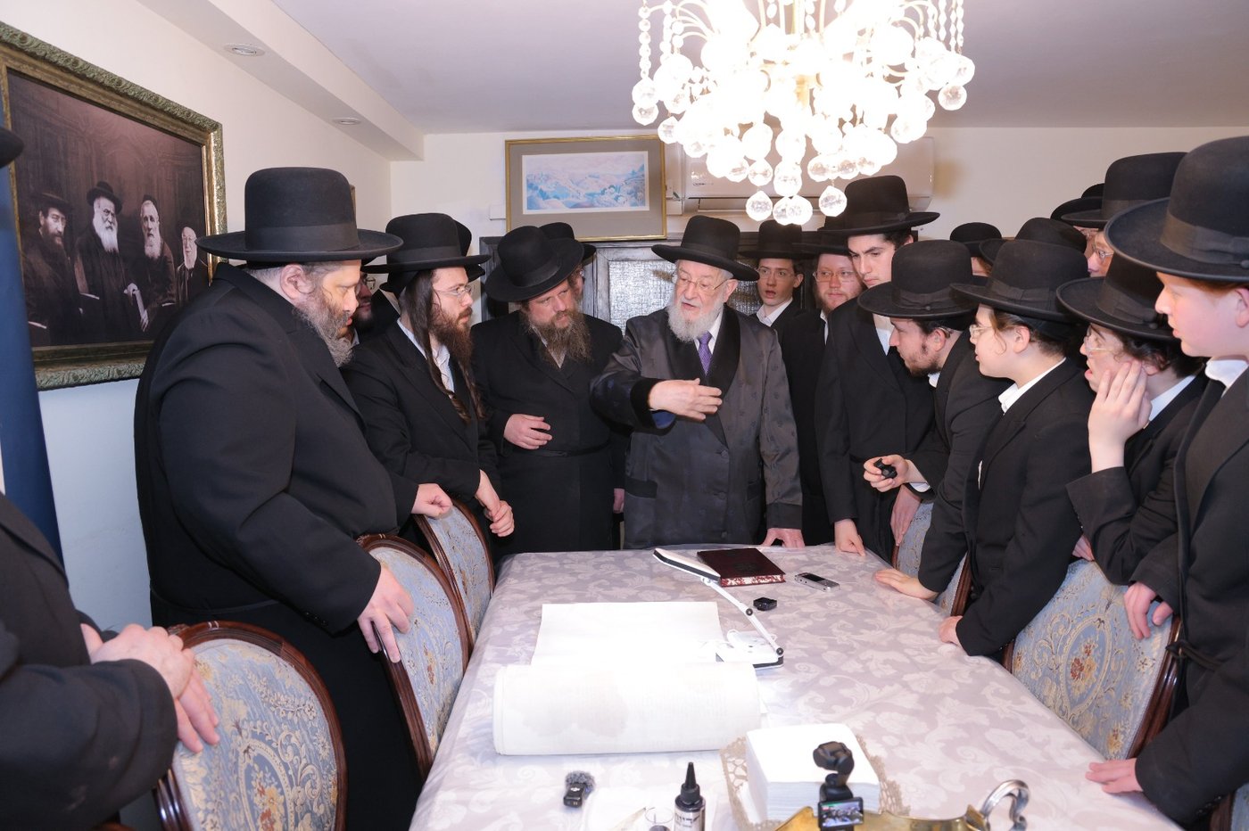 גדולי ישראל בכתיבת אותיות בס"ת של הבן יקיר