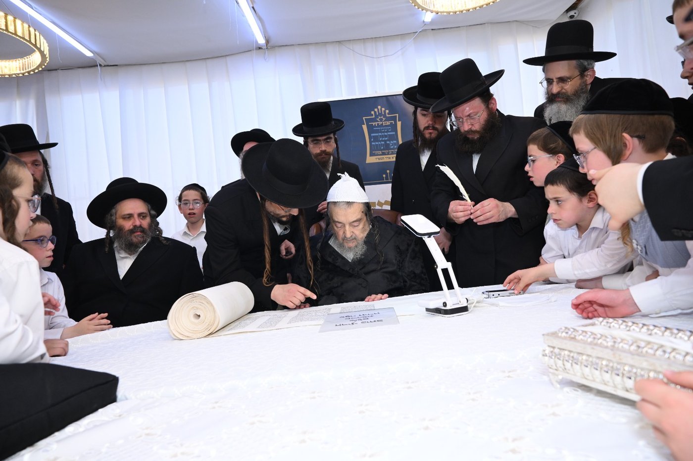 גדולי ישראל בכתיבת אותיות בס"ת של הבן יקיר
