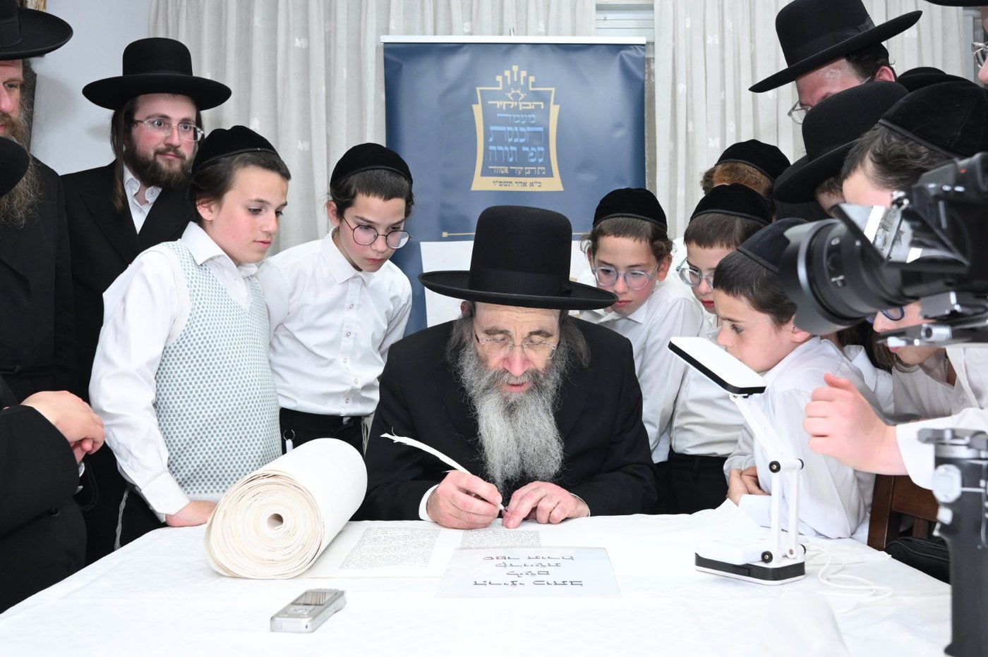 גדולי ישראל בכתיבת אותיות בס"ת של הבן יקיר