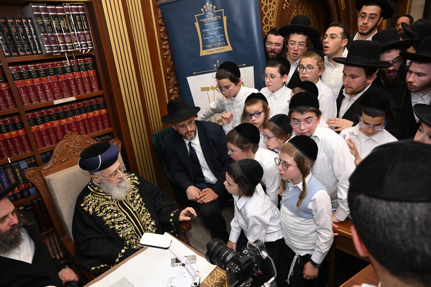 גדולי ישראל בכתיבת אותיות בס"ת של הבן יקיר