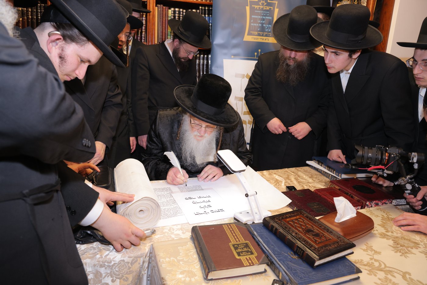 גדולי ישראל בכתיבת אותיות בס"ת של הבן יקיר