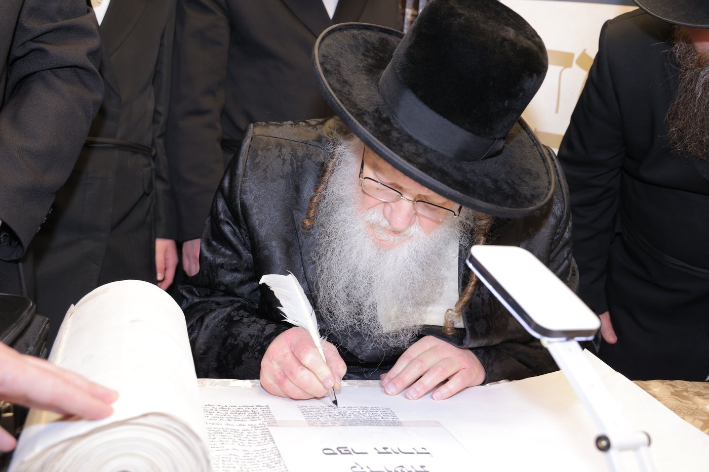 גדולי ישראל בכתיבת אותיות בס"ת של הבן יקיר