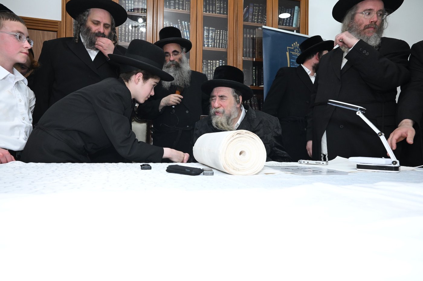 גדולי ישראל בכתיבת אותיות בס"ת של הבן יקיר