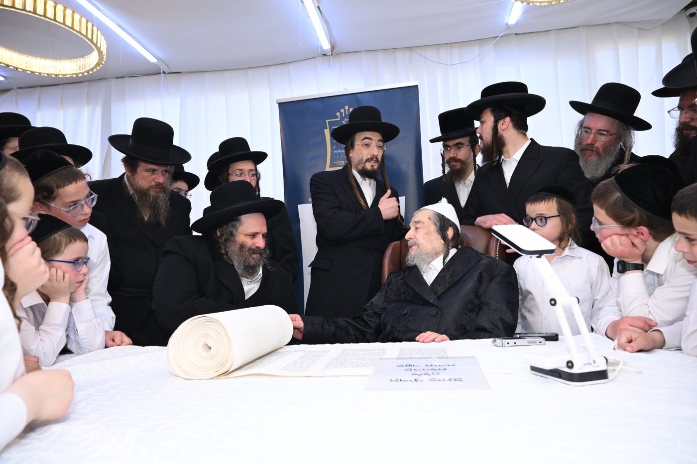 גדולי ישראל בכתיבת אותיות בס"ת של הבן יקיר