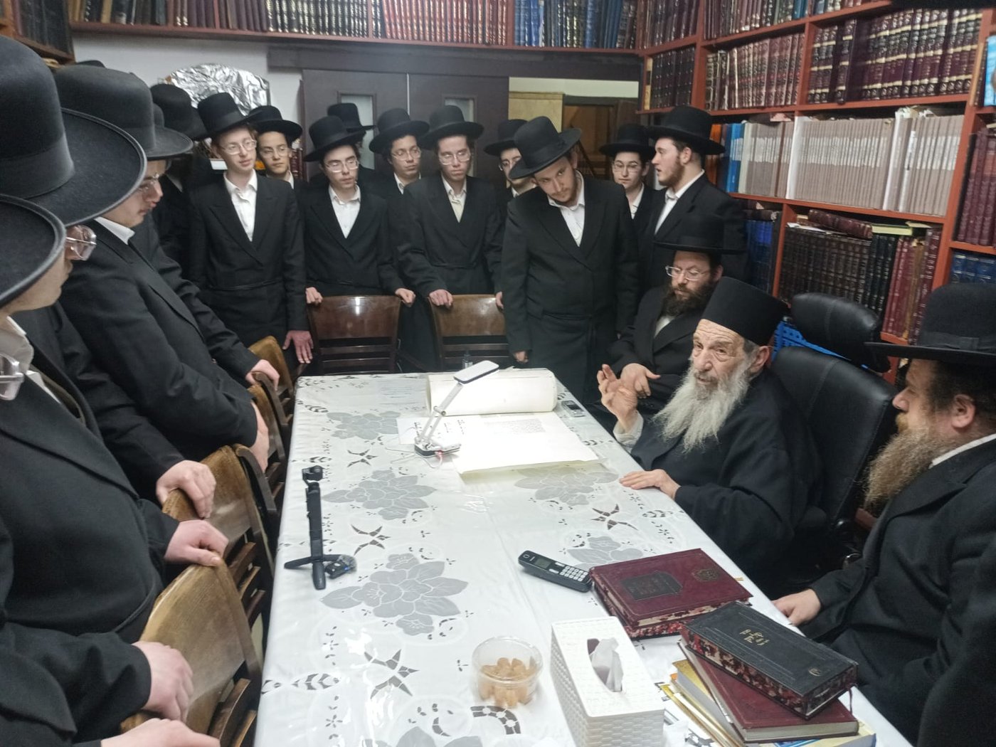 גדולי ישראל בכתיבת אותיות בס"ת של הבן יקיר