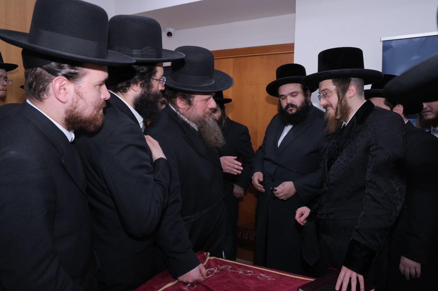 גדולי ישראל בכתיבת אותיות בס"ת של הבן יקיר