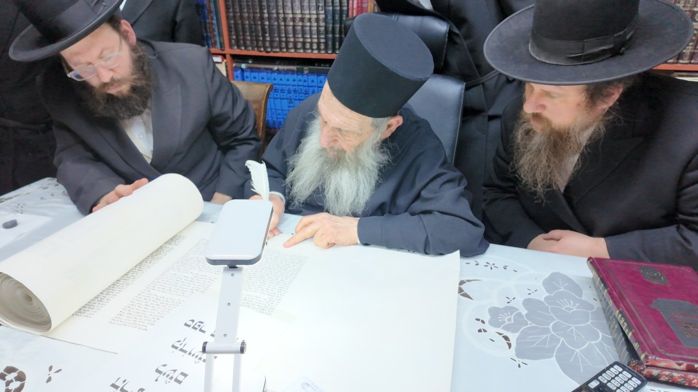 גדולי ישראל בכתיבת אותיות בס"ת של הבן יקיר