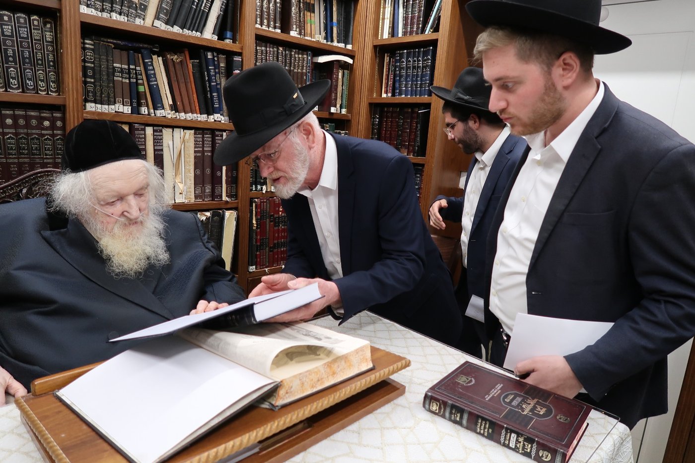 חברי המשלחת של הגר"י זילברשטיין אצל הגר"מ שטרנבוך
