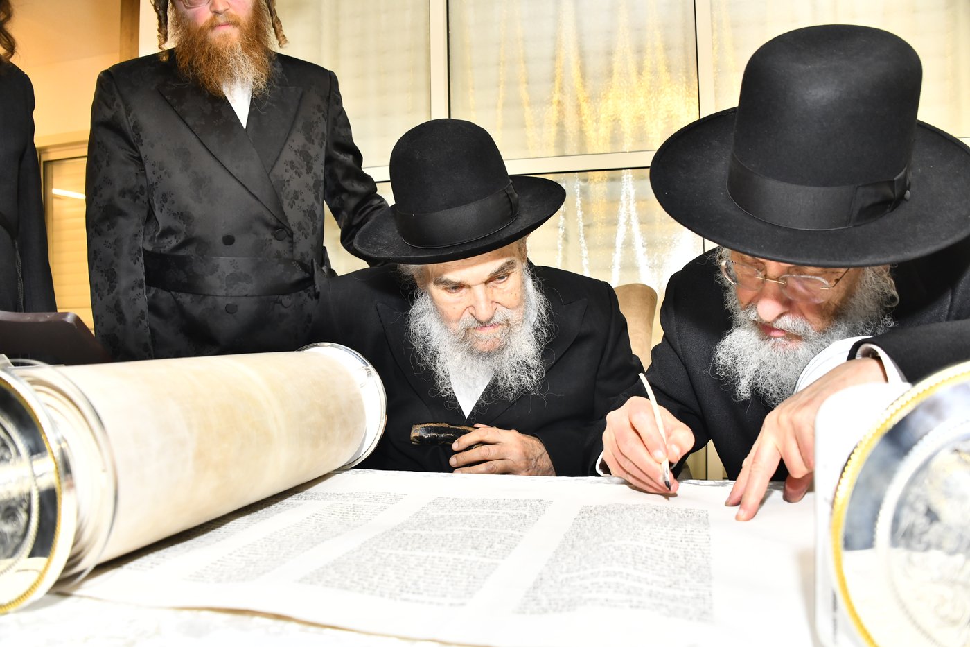 הכנסת ספר תורה לביהמ"ד סקולען בב"ב