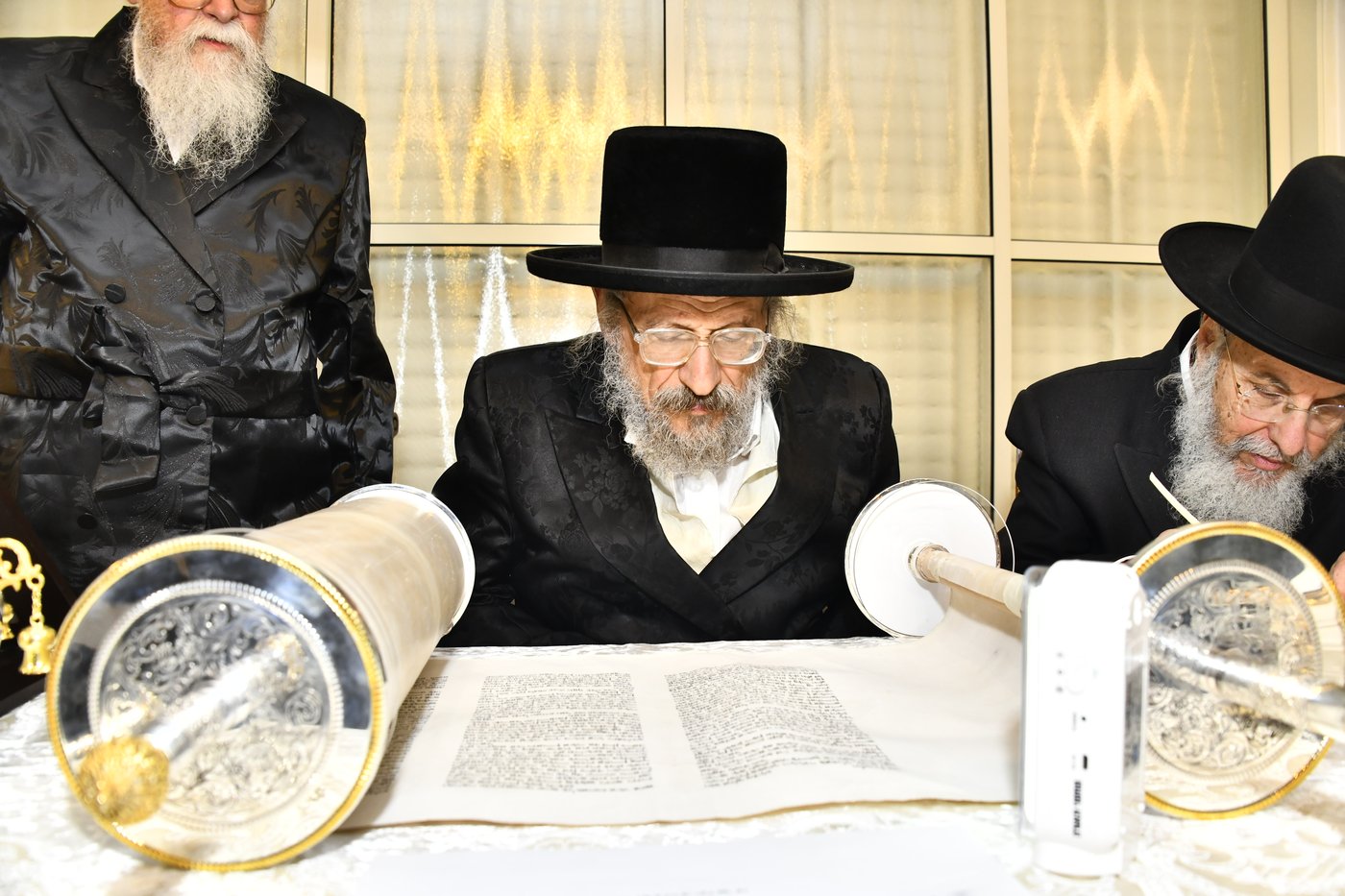 הכנסת ספר תורה לביהמ"ד סקולען בב"ב