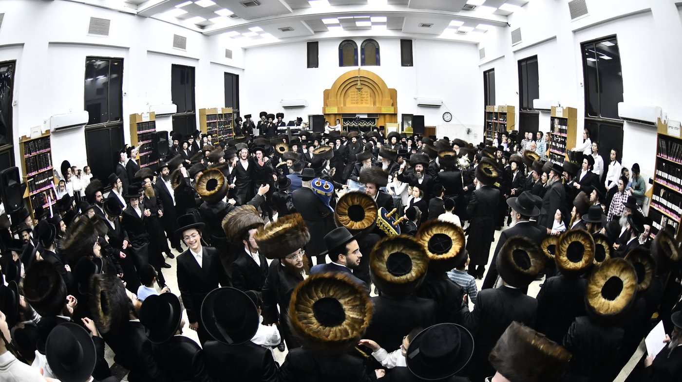 הכנסת ספר תורה לביהמ"ד סקולען בב"ב