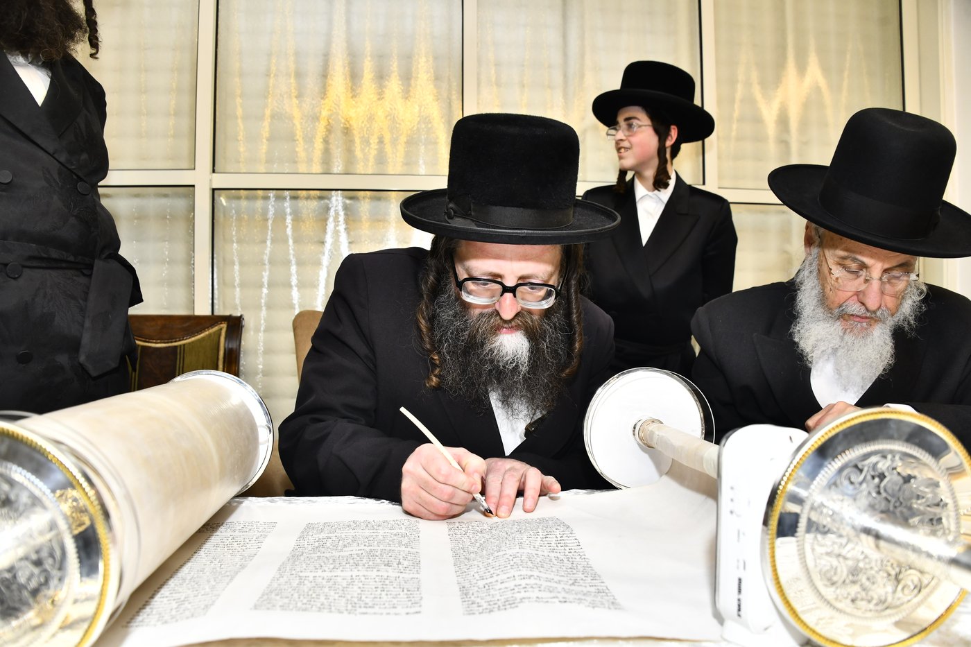 הכנסת ספר תורה לביהמ"ד סקולען בב"ב