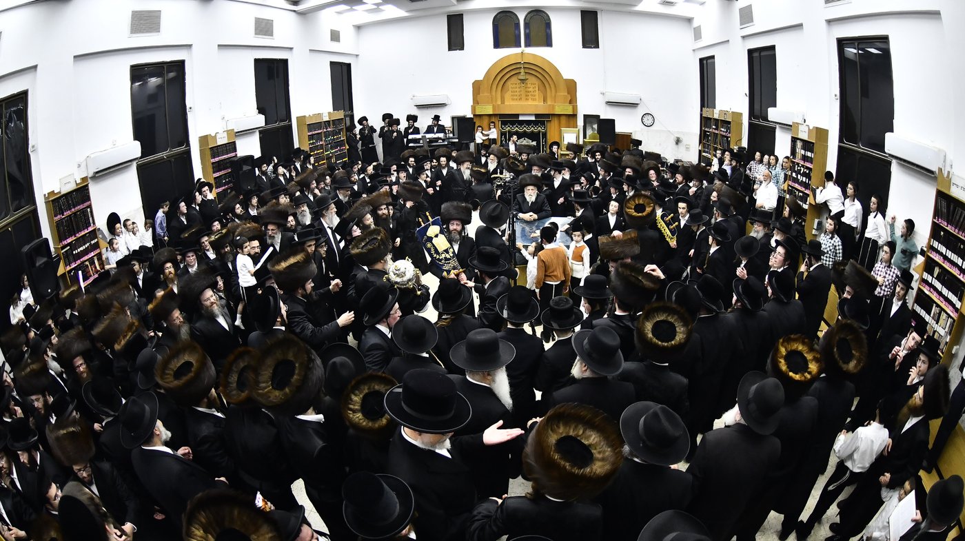 הכנסת ספר תורה לביהמ"ד סקולען בב"ב