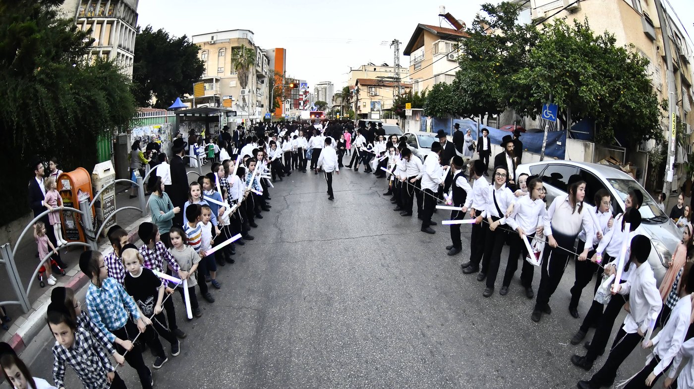 הכנסת ספר תורה לביהמ"ד סקולען בב"ב