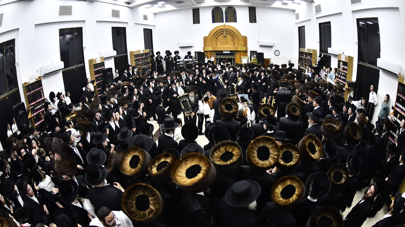הכנסת ספר תורה לביהמ"ד סקולען בב"ב