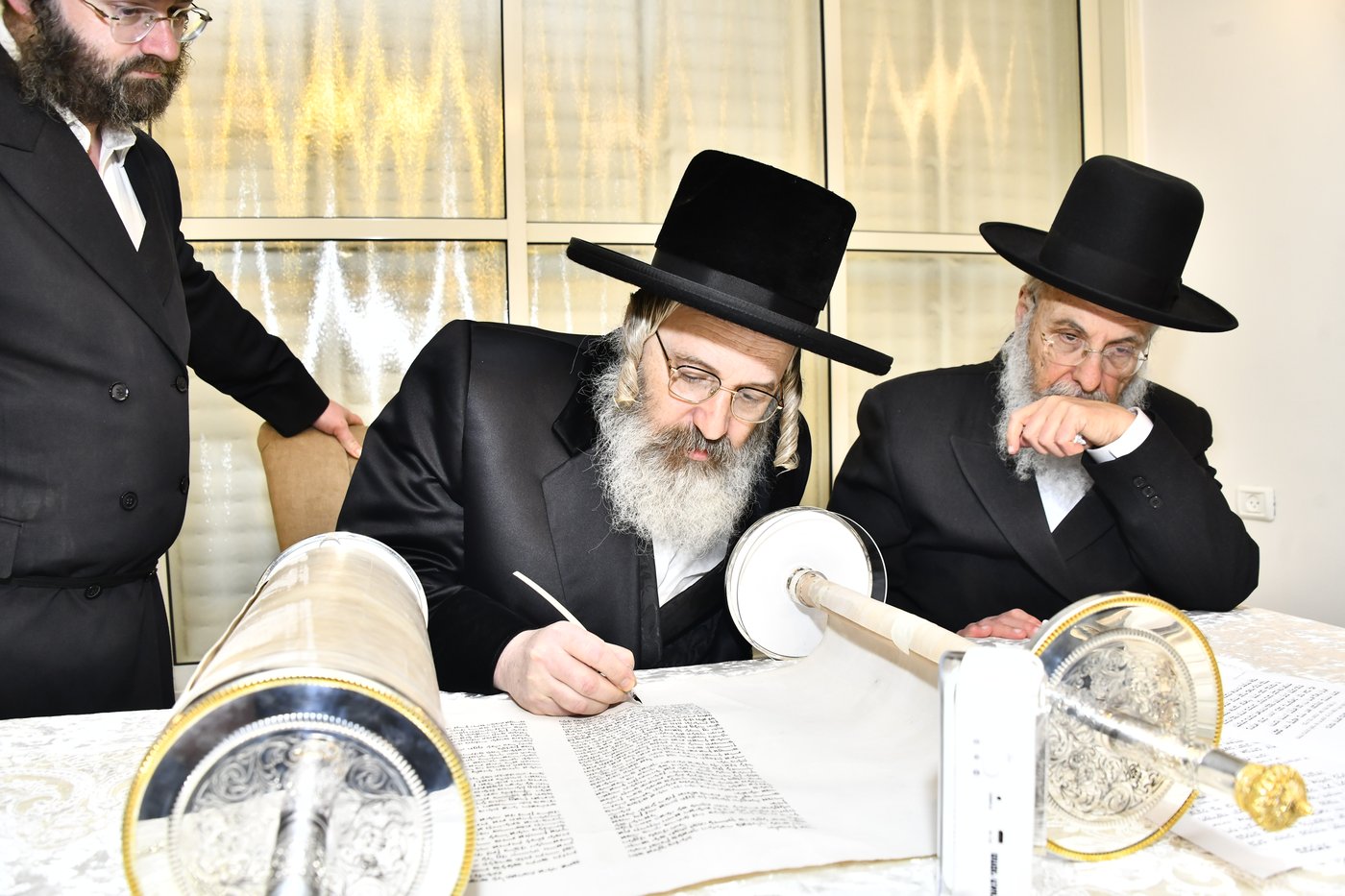 הכנסת ספר תורה לביהמ"ד סקולען בב"ב