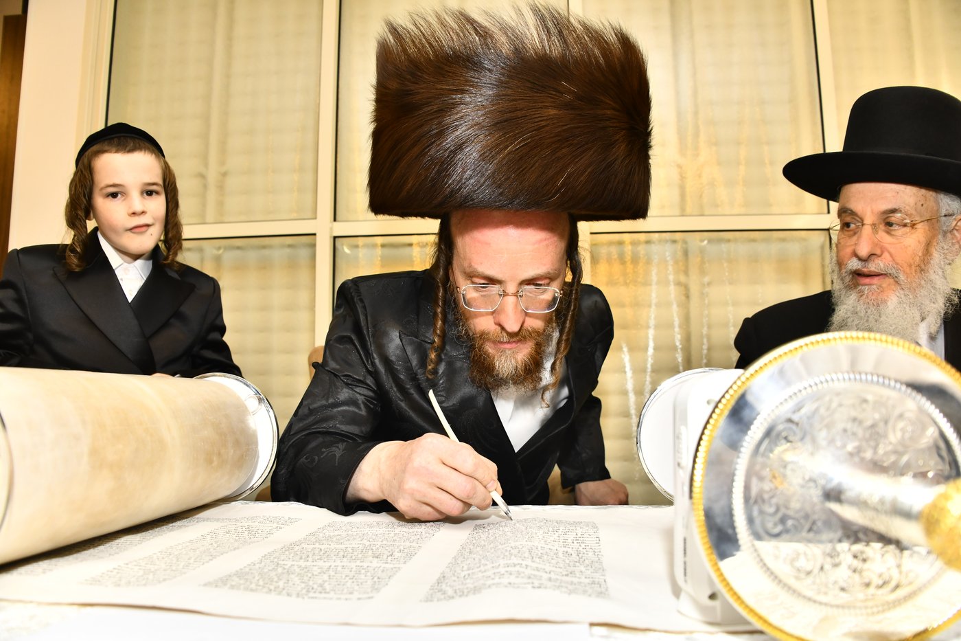 הכנסת ספר תורה לביהמ"ד סקולען בב"ב