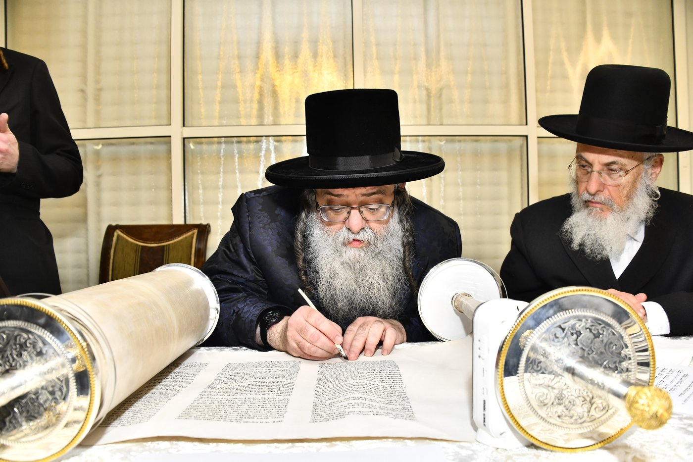 הכנסת ספר תורה לביהמ"ד סקולען בב"ב