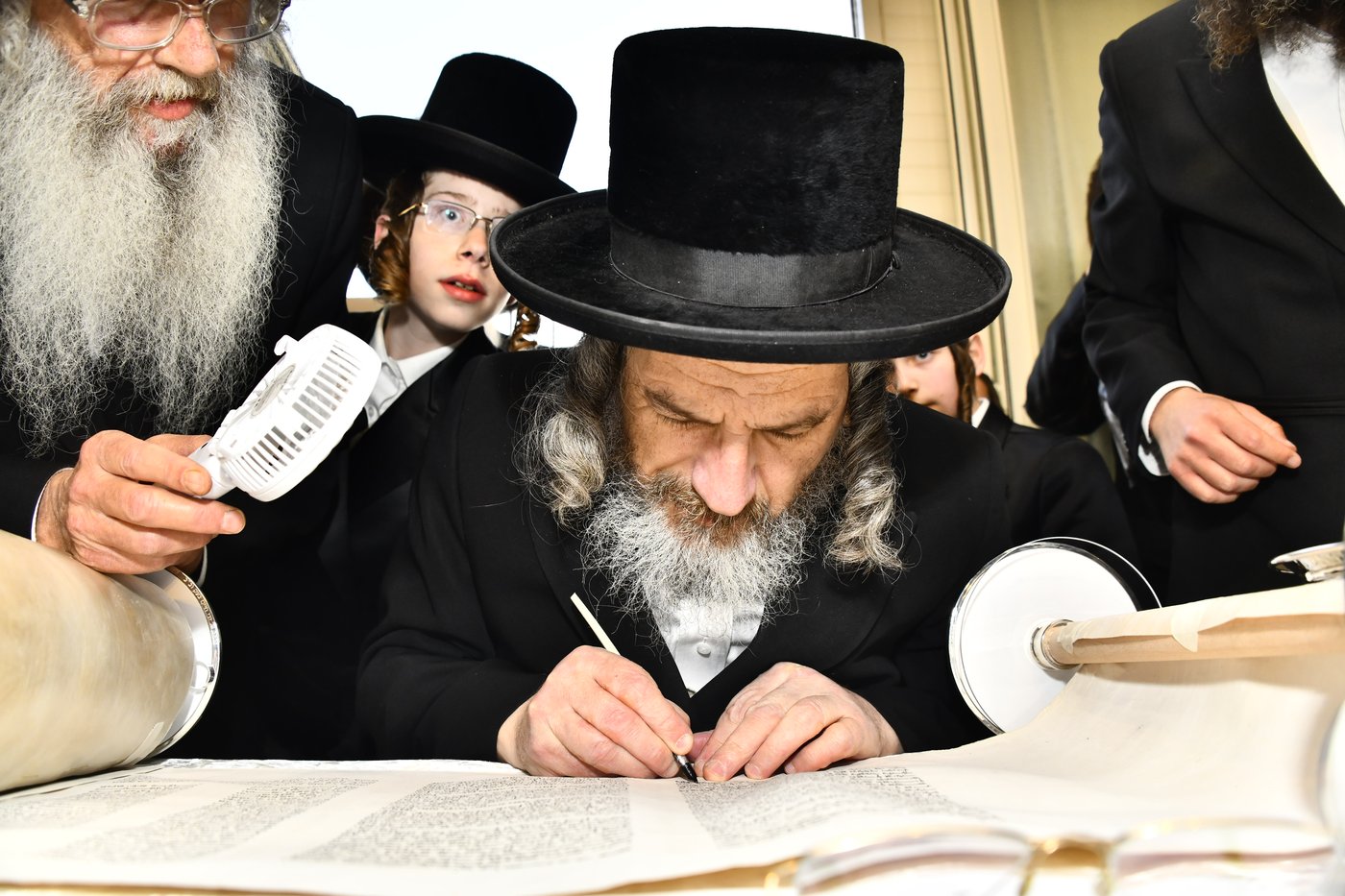 הכנסת ספר תורה לביהמ"ד סקולען בב"ב
