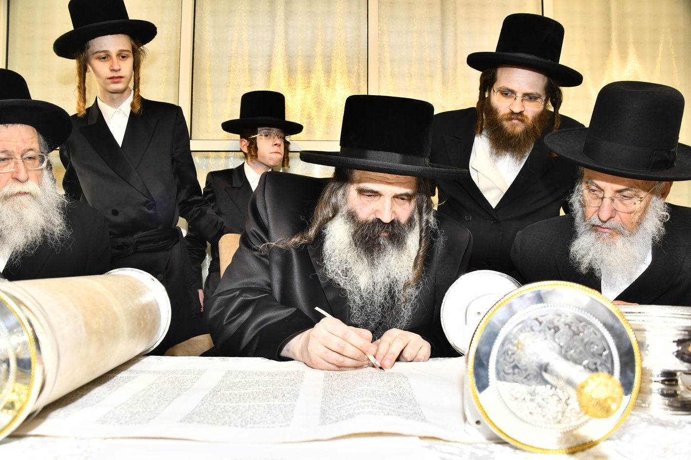 הכנסת ספר תורה לביהמ"ד סקולען בב"ב