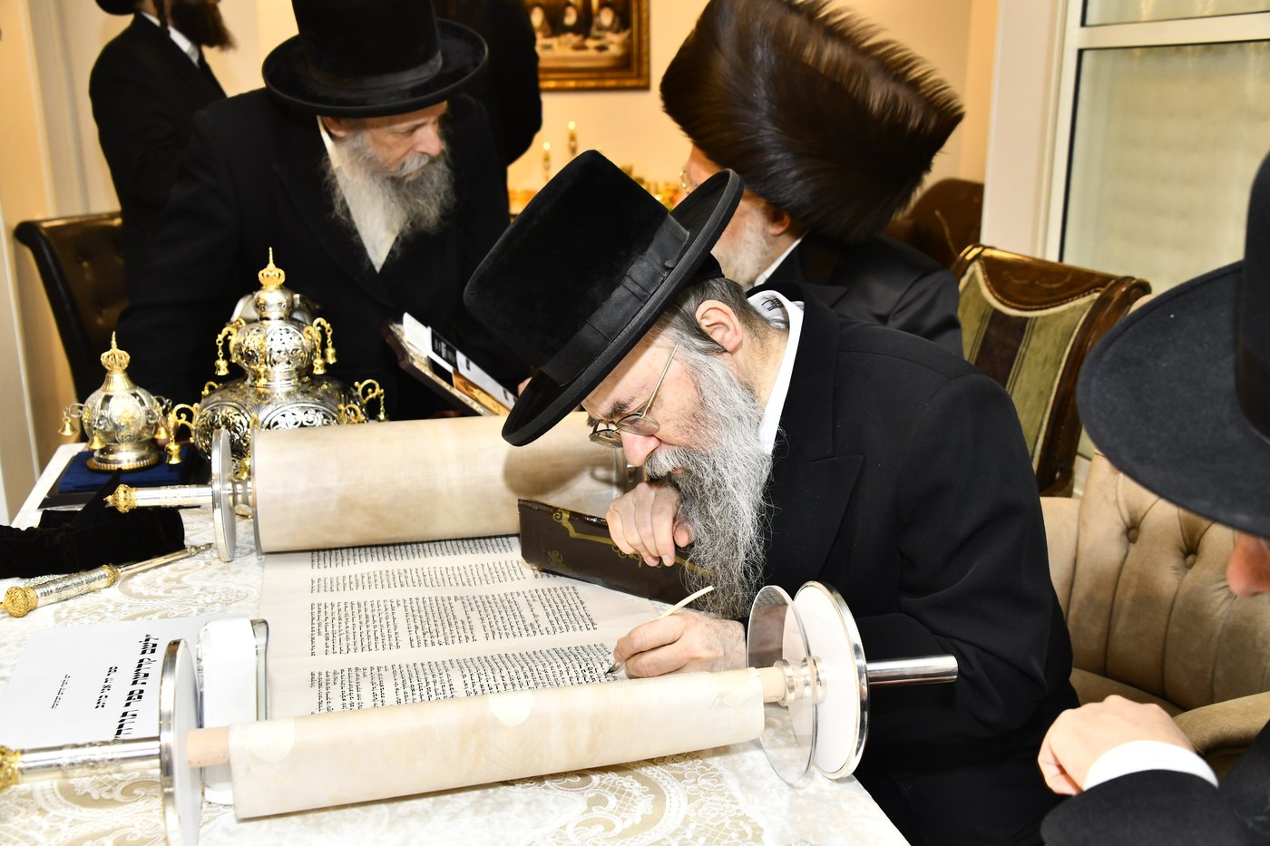 הכנסת ספר תורה לביהמ"ד סקולען בב"ב