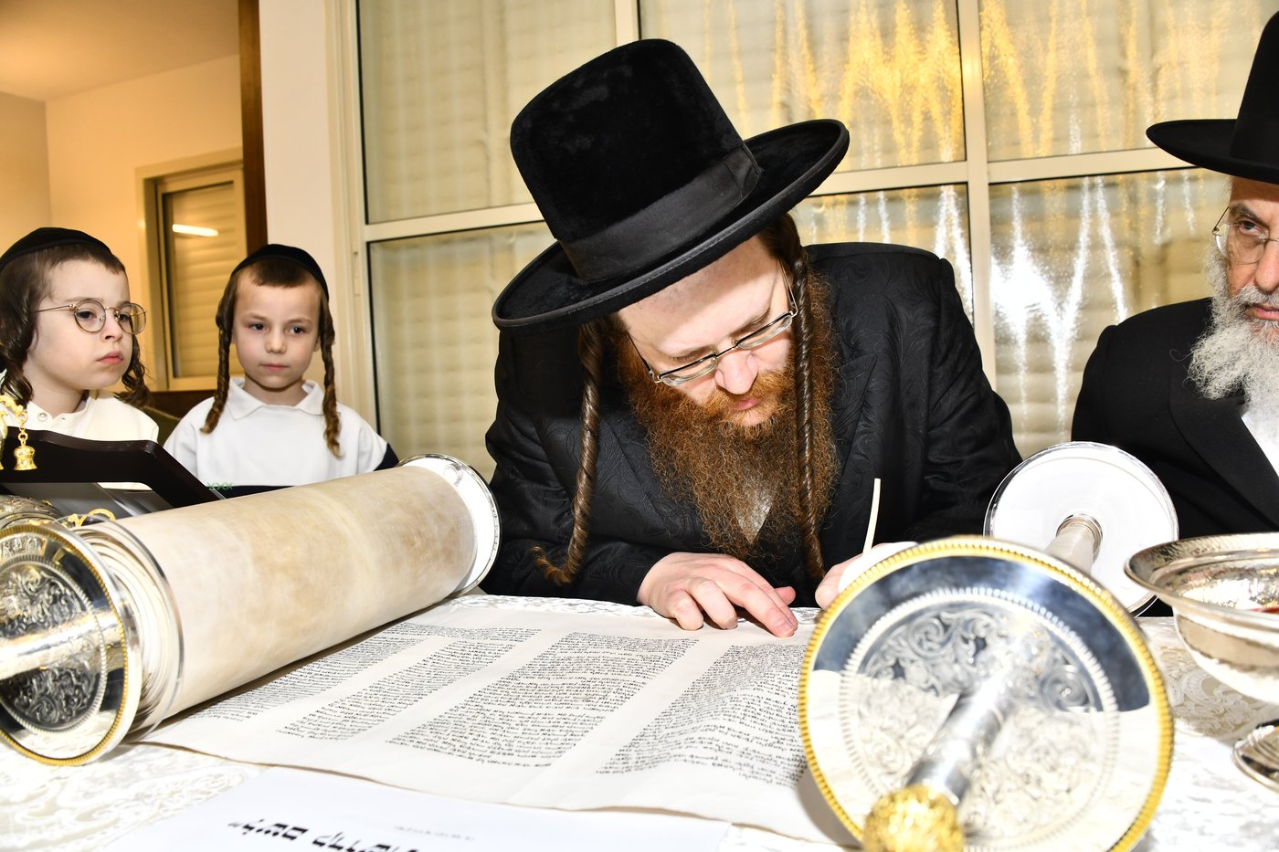 הכנסת ספר תורה לביהמ"ד סקולען בב"ב