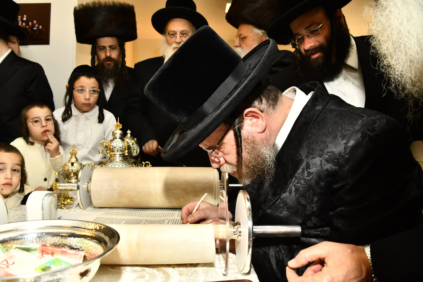 הכנסת ספר תורה לביהמ"ד סקולען בב"ב