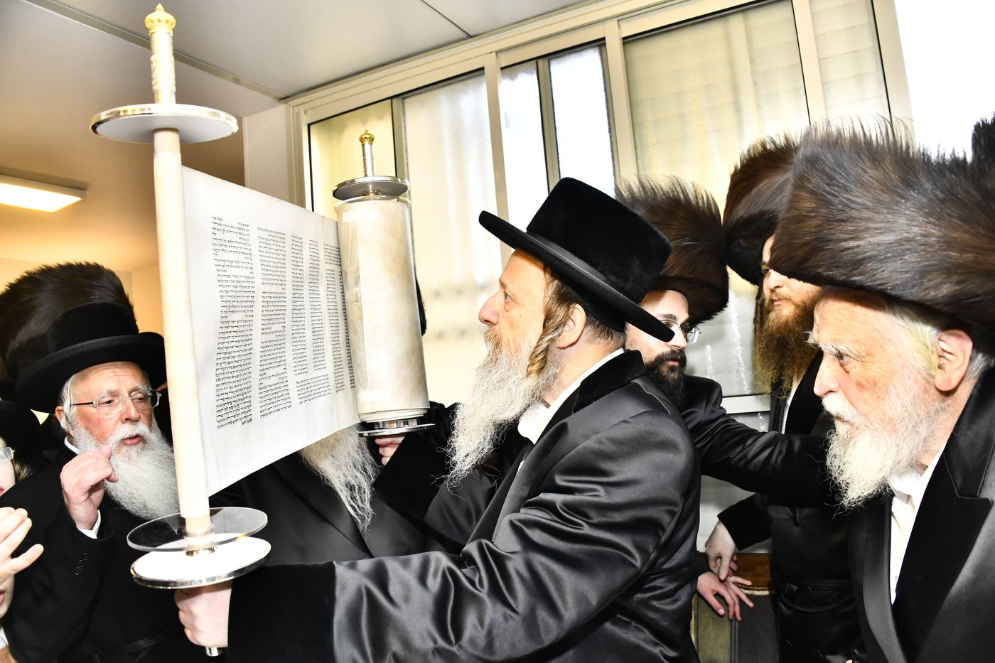 הכנסת ספר תורה לביהמ"ד סקולען בב"ב