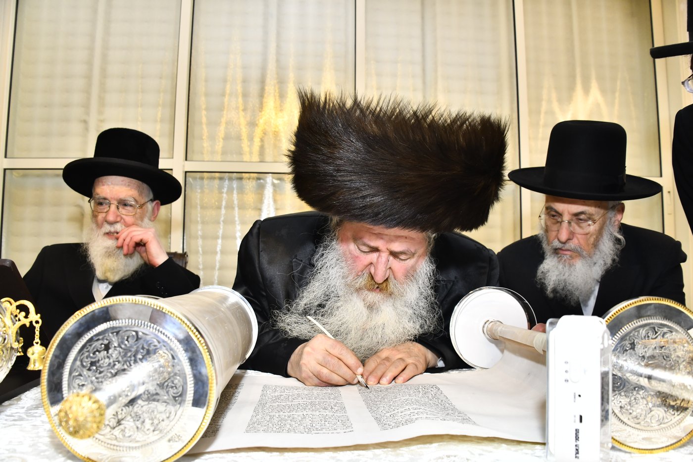 הכנסת ספר תורה לביהמ"ד סקולען בב"ב