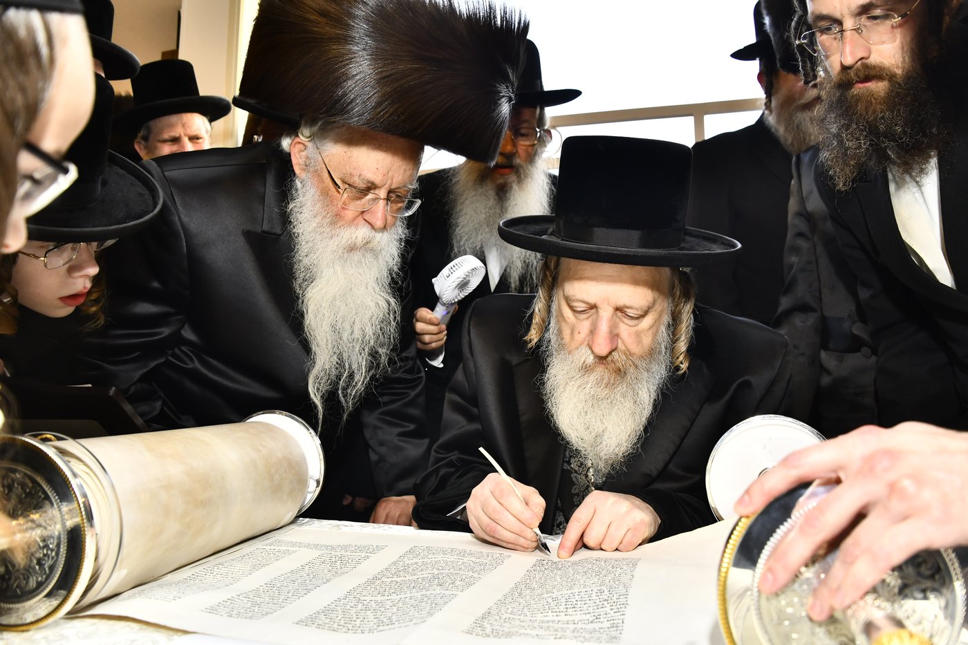 הכנסת ספר תורה לביהמ"ד סקולען בב"ב