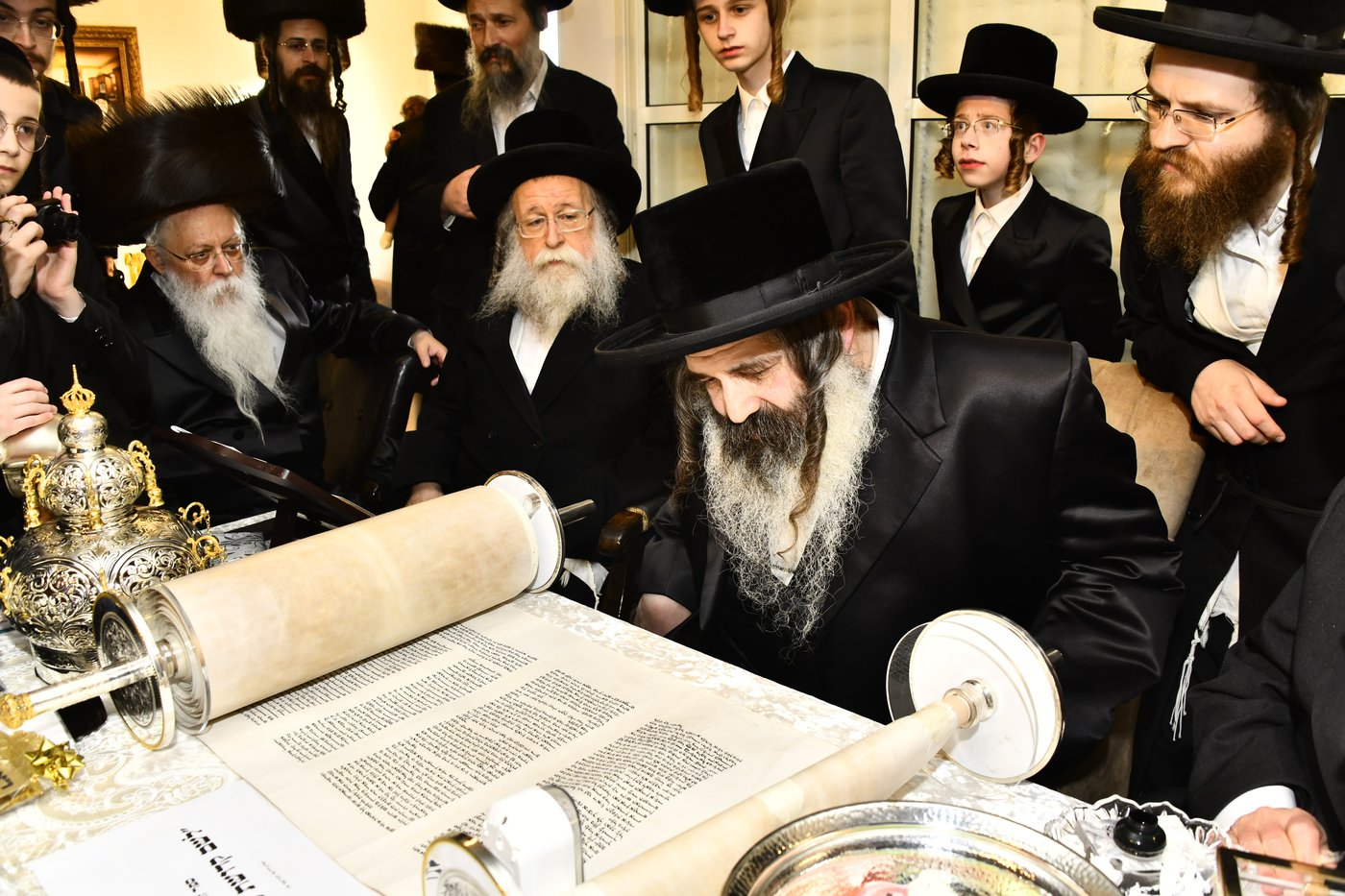 הכנסת ספר תורה לביהמ"ד סקולען בב"ב
