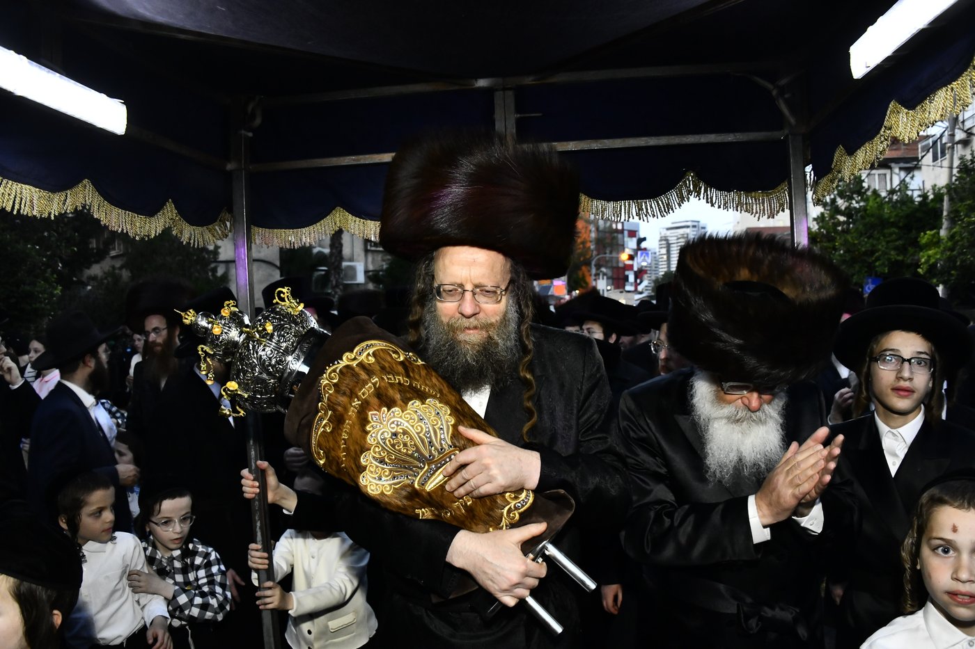 הכנסת ספר תורה לביהמ"ד סקולען בב"ב