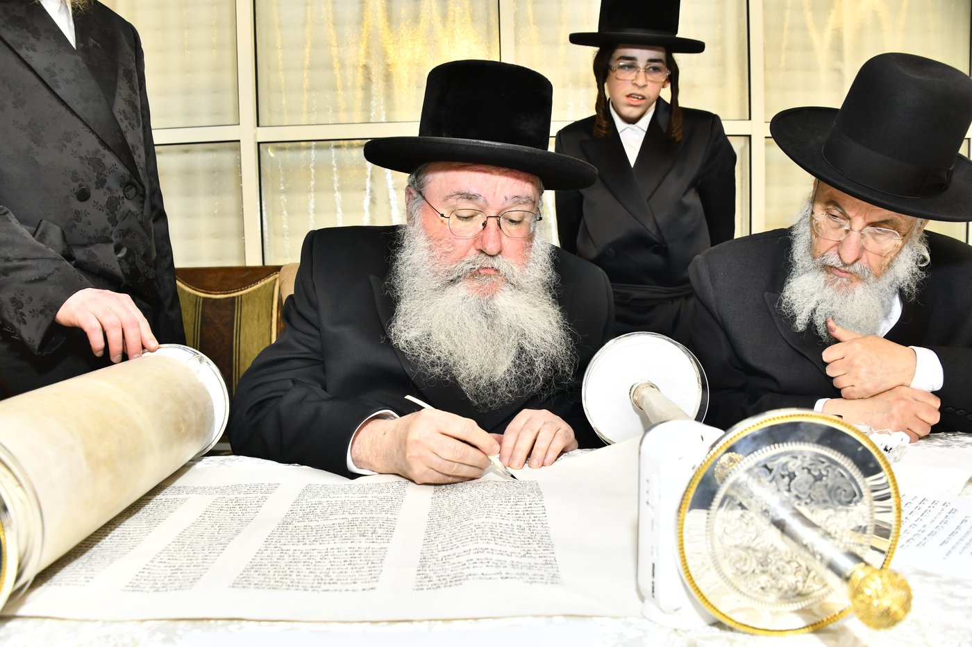 הכנסת ספר תורה לביהמ"ד סקולען בב"ב