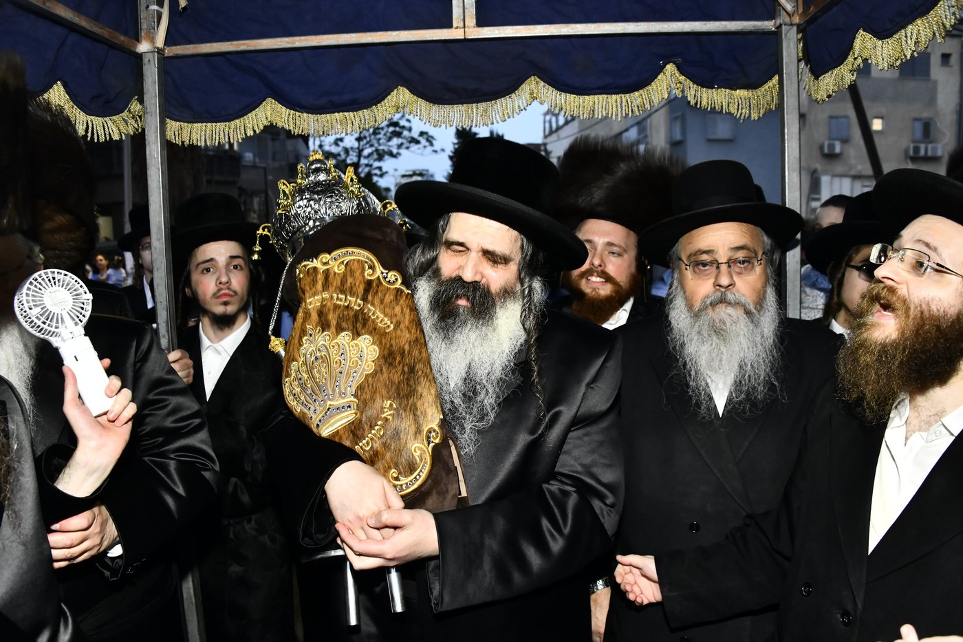 הכנסת ספר תורה לביהמ"ד סקולען בב"ב