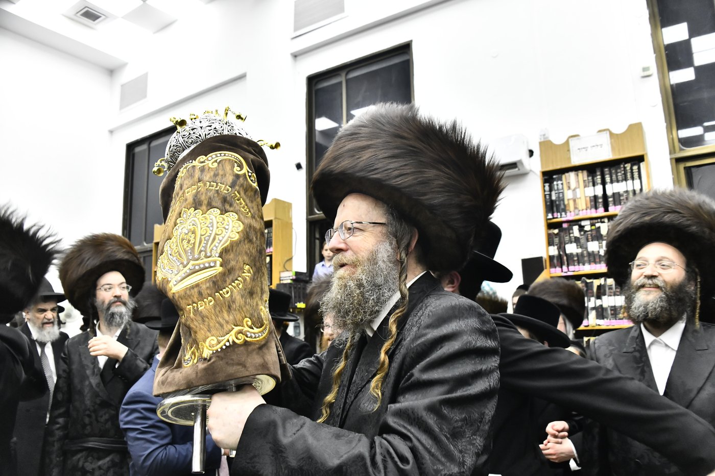 הכנסת ספר תורה לביהמ"ד סקולען בב"ב