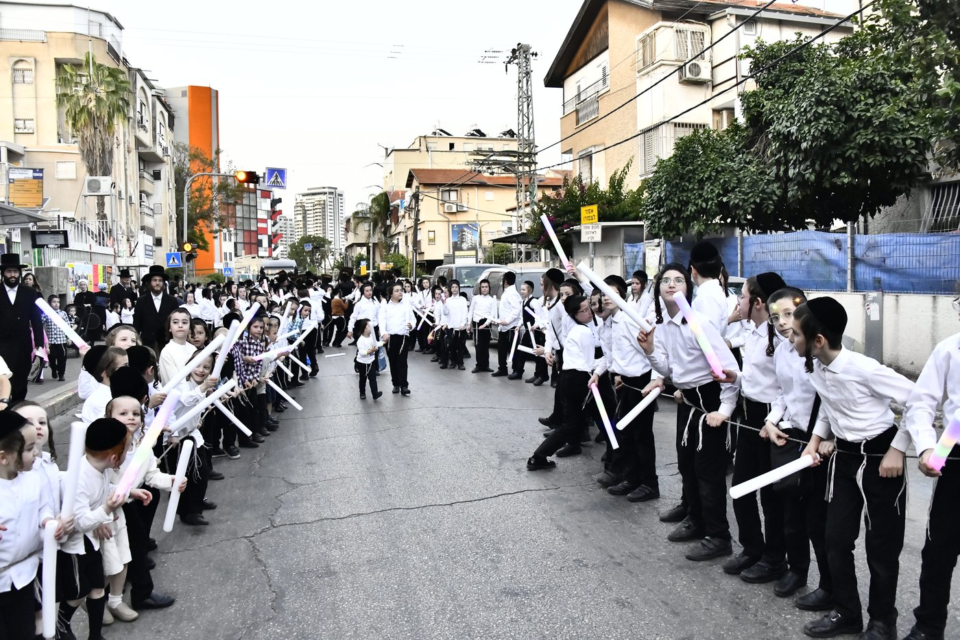 הכנסת ספר תורה לביהמ"ד סקולען בב"ב