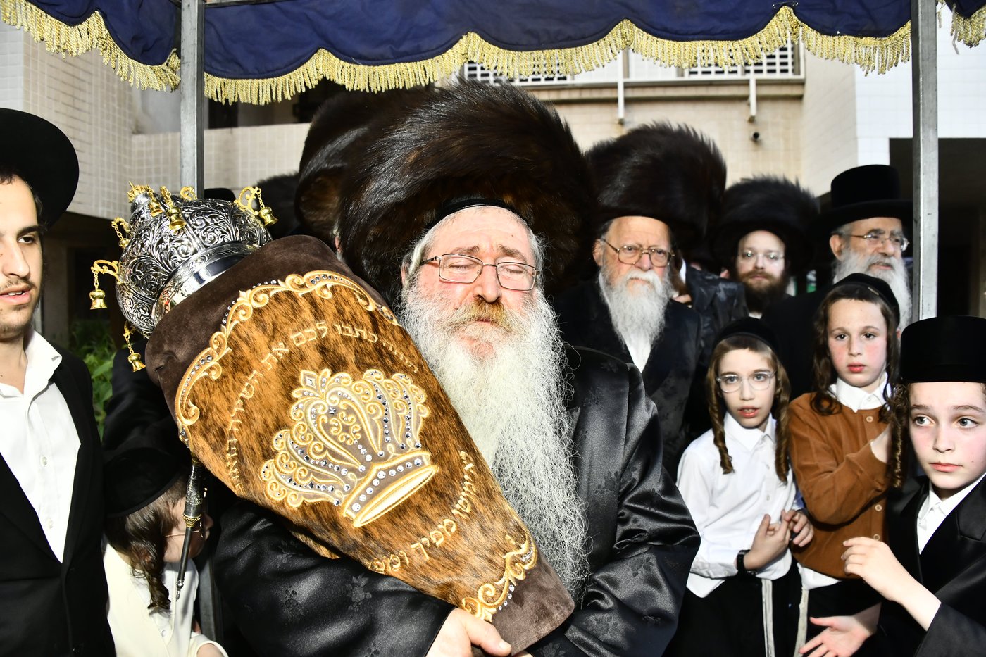 הכנסת ספר תורה לביהמ"ד סקולען בב"ב