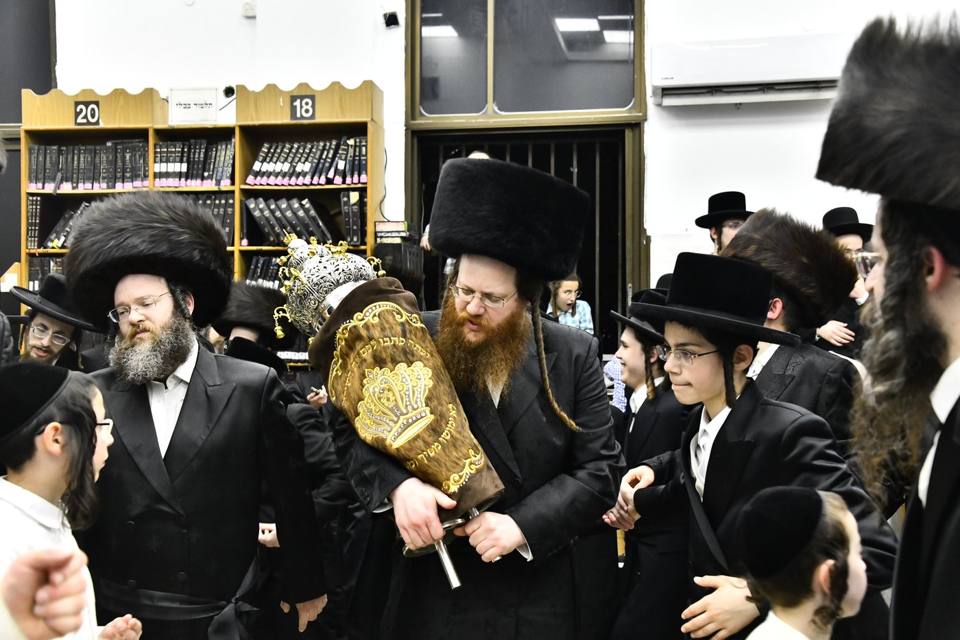 הכנסת ספר תורה לביהמ"ד סקולען בב"ב