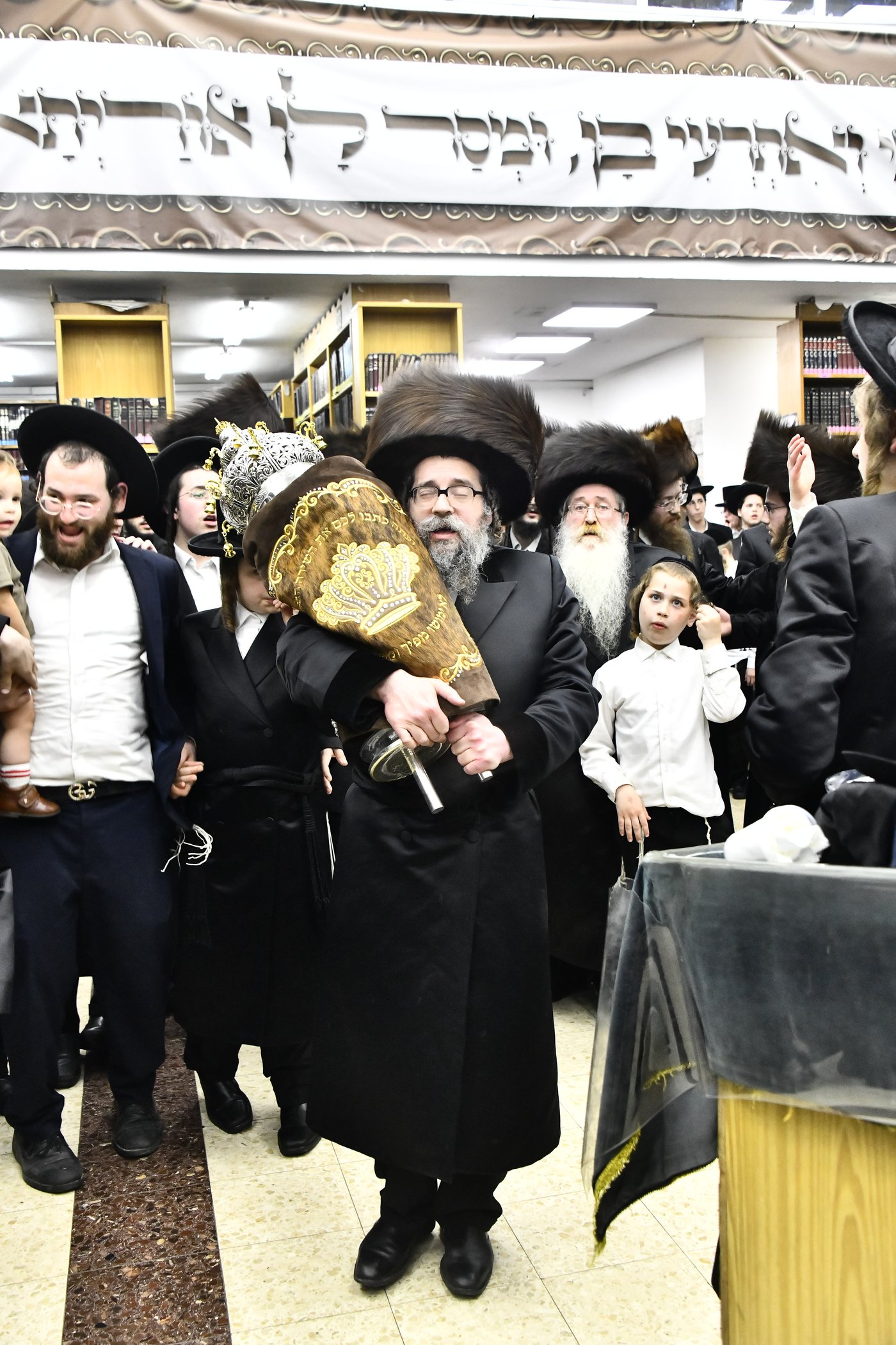 הכנסת ספר תורה לביהמ"ד סקולען בב"ב