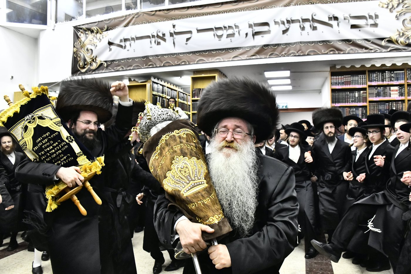 הכנסת ספר תורה לביהמ"ד סקולען בב"ב