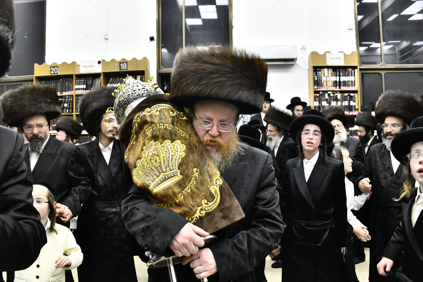 הכנסת ספר תורה לביהמ"ד סקולען בב"ב