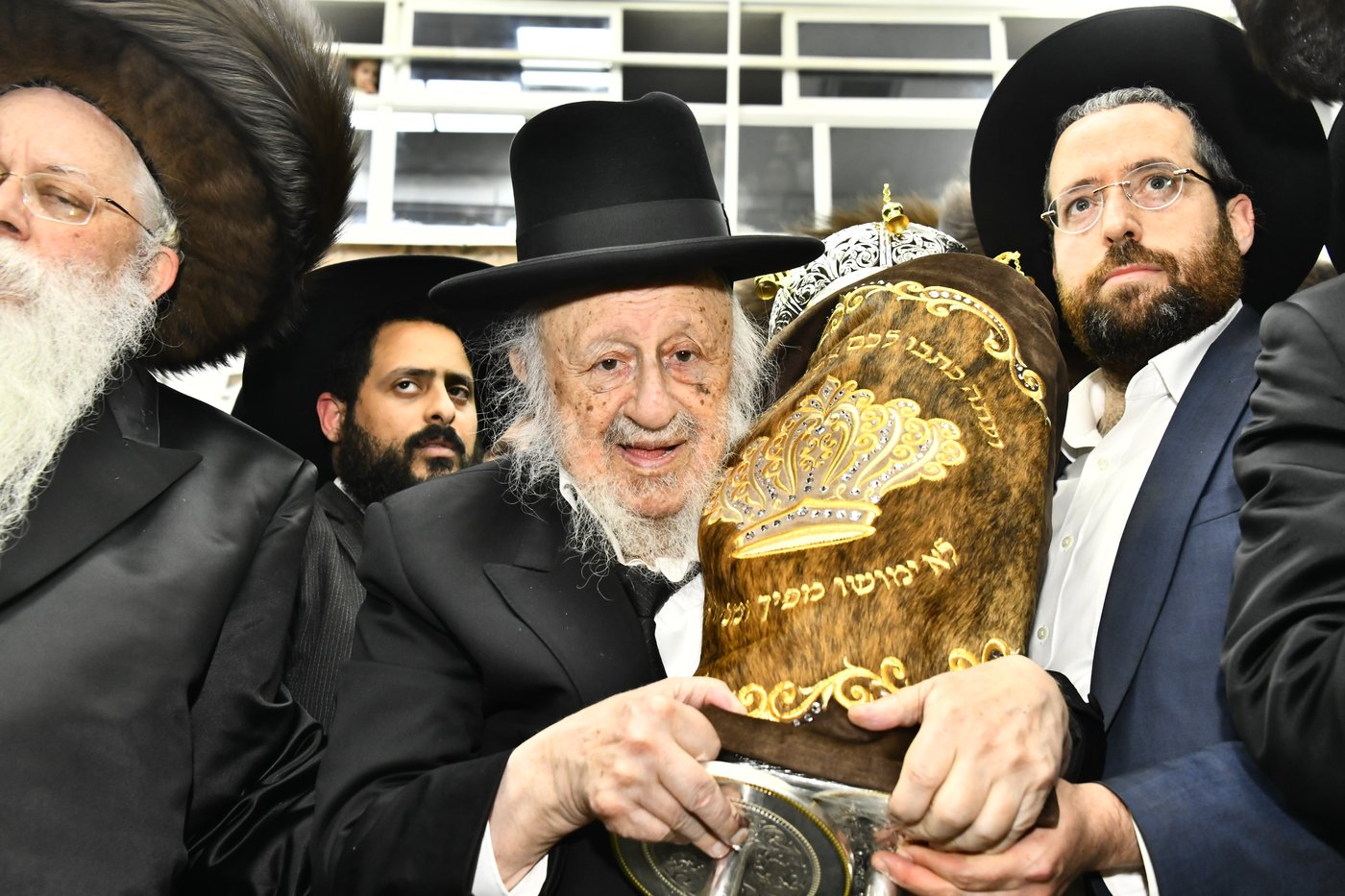 הכנסת ספר תורה לביהמ"ד סקולען בב"ב